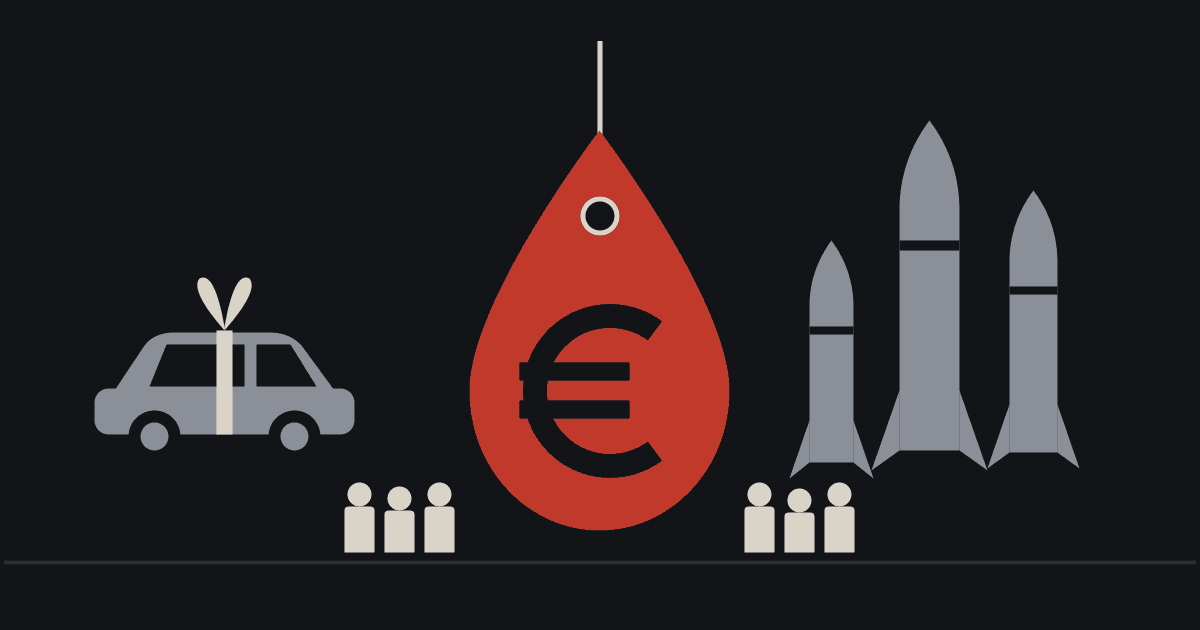 Illustrazione vettoriale su fondo scuro: a sinistra un’automobile grigia legata con un nastro da regalo; al centro una grande goccia di sangue rossa trasformata in cartellino del prezzo, con il foro e il filo in alto e il simbolo dell’euro ritagliato al centro; a destra tre missili grigi in verticale pronti al lancio; in basso, ai piedi della goccia, due piccole file di figure stilizzate in attesa.