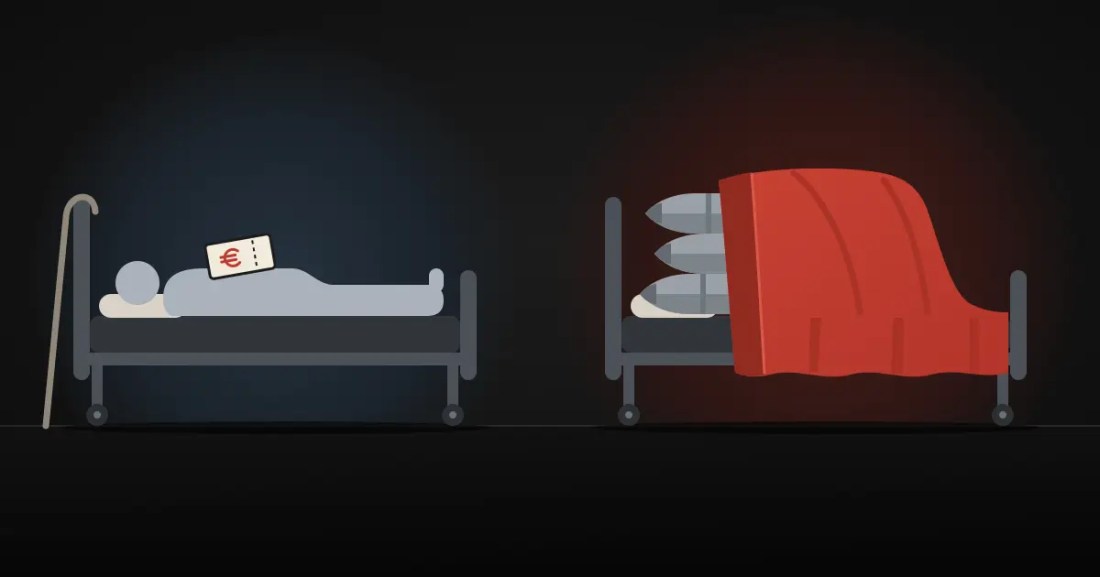 Illustrazione vettoriale su fondo scuro: due letti d’ospedale affiancati. A sinistra, in un alone freddo, una figura anziana grigia senza volto giace scoperta, con un bastone appeso alla testiera e un buono con il simbolo dell’euro sul petto. A destra, in un alone rosso caldo, tre proiettili d’artiglieria poggiano le punte sul cuscino, rimboccati sotto una grande coperta rossa.