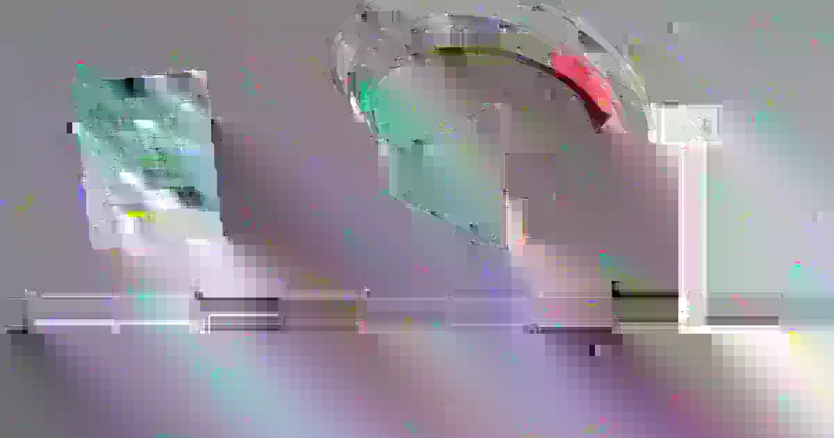 Illustrazione su fondo scuro: un grande megafono rosso rivolto a sinistra emette onde sonore che si curvano all'indietro e tornano a colpire il megafono stesso. A sinistra un documento con righe oscurate da barre nere e una rossa; a destra una torretta di sorveglianza con la telecamera barrata; in basso una recinzione di confine.