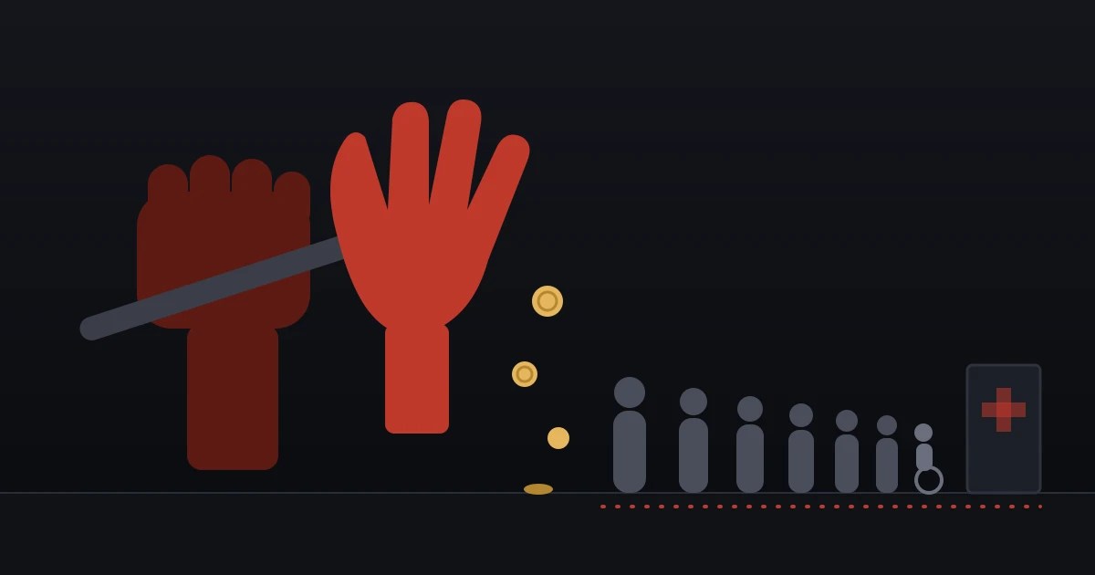 Illustrazione vettoriale su fondo scuro: un pugno rosso scuro stringe un manganello grigio, accanto una mano aperta rossa lascia cadere poche monete dorate. A destra una fila di sagome grigie senza volto, con una persona in carrozzina, attende davanti a una porta lontana con una croce rossa sbiadita.